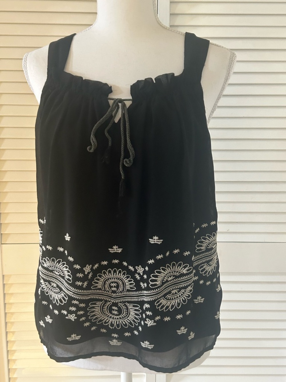 Adiva Black & White Embroidered Tie-Neck Sleeveless layered Top Flowy boho beach